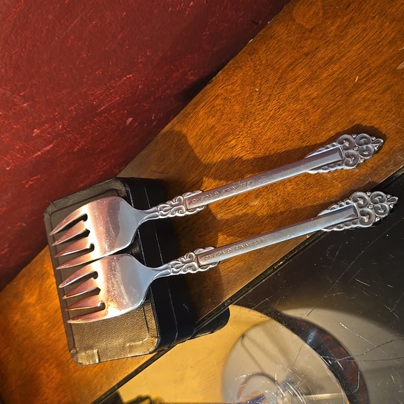 Oneida Rembrandt Set Of 2 Dinner Forks  Heirloom Stainless USA - Picture 2 of 4